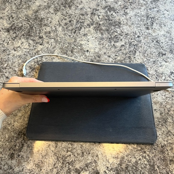 Macbook air 256g 2020 with case and charger - Picture 8 of 16